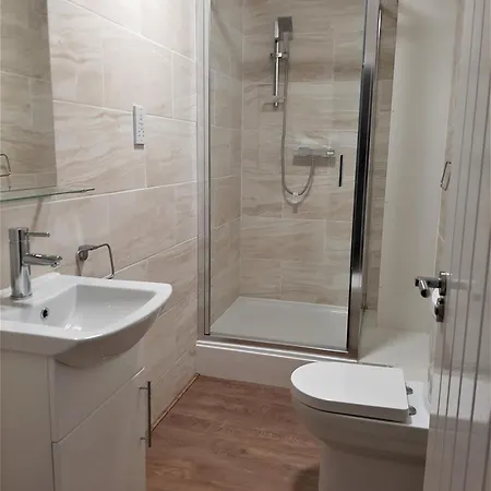 Modern 2 Bedroom 2 Bathroom Leeds City Centre Hospital University Apartment