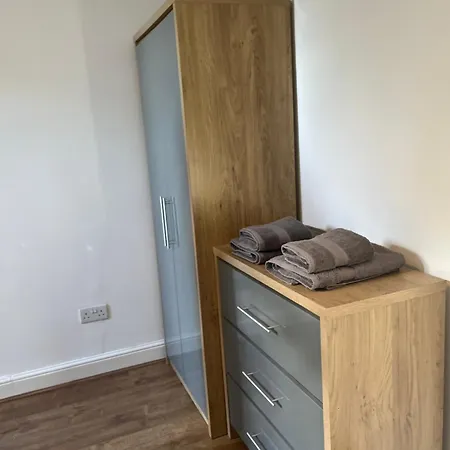 Modern 2 Bedroom 2 Bathroom Leeds City Centre Hospital University Apartment *