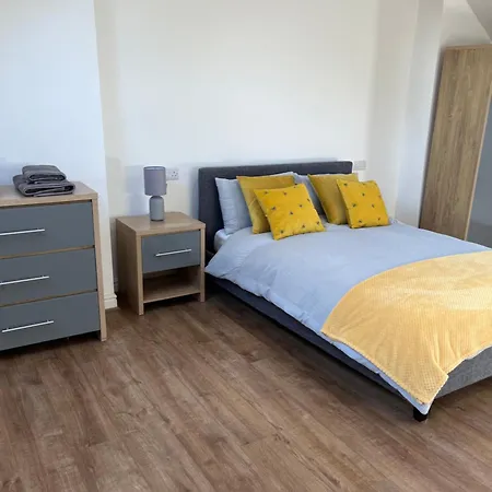 Modern 2 Bedroom 2 Bathroom Leeds City Centre Hospital University *