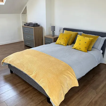 Modern 2 Bedroom 2 Bathroom Leeds City Centre Hospital University Apartment